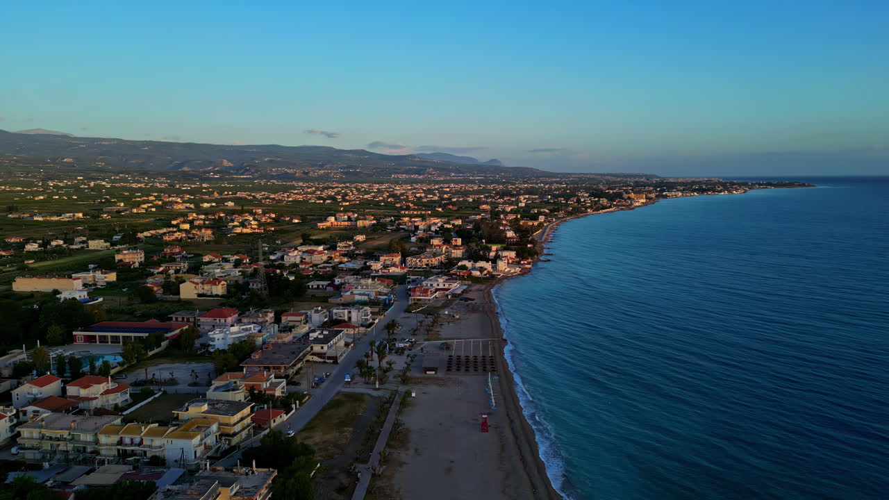 tomada de avión no tripulado de la ciudad de kiato al atardecer, dando vueltas