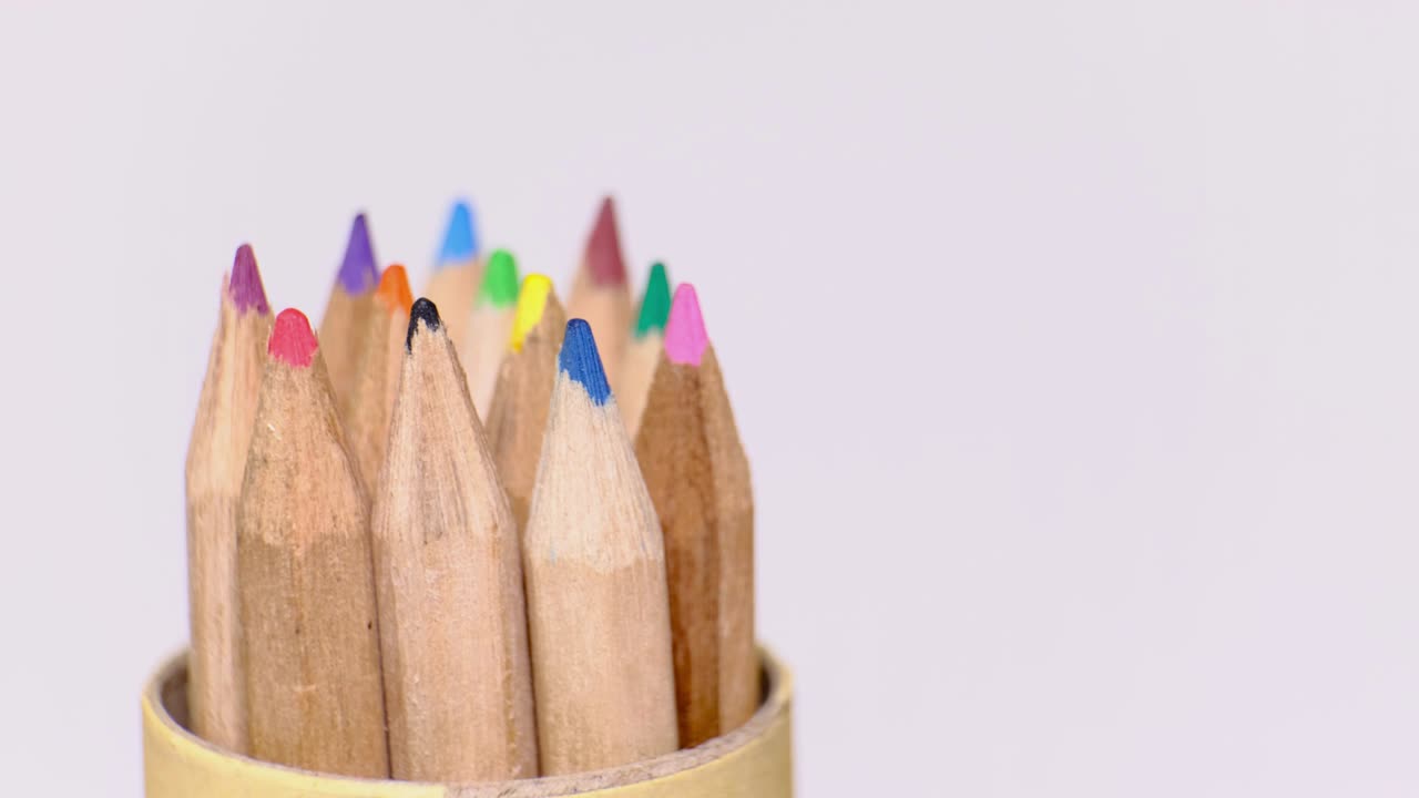 conjunto de lápices de madera multicolores en diferentes colores que giran sobre un fondo blanco. objeto aislado con espacio de copia. concepto de regreso a la escuela.