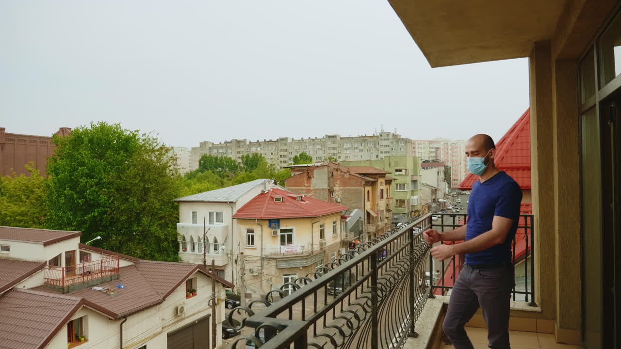 hombre durante el bloqueo tomando un soplo de aire fresco