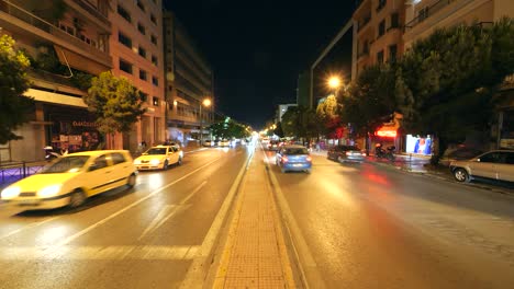 mirando calle abajo en la noche en atenas