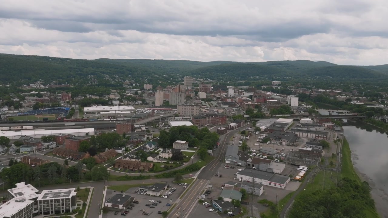 Veduta aerea di Binghamton in una giornata nuvolosa. Scattata durante l'estate nello stato di New York settentrionale