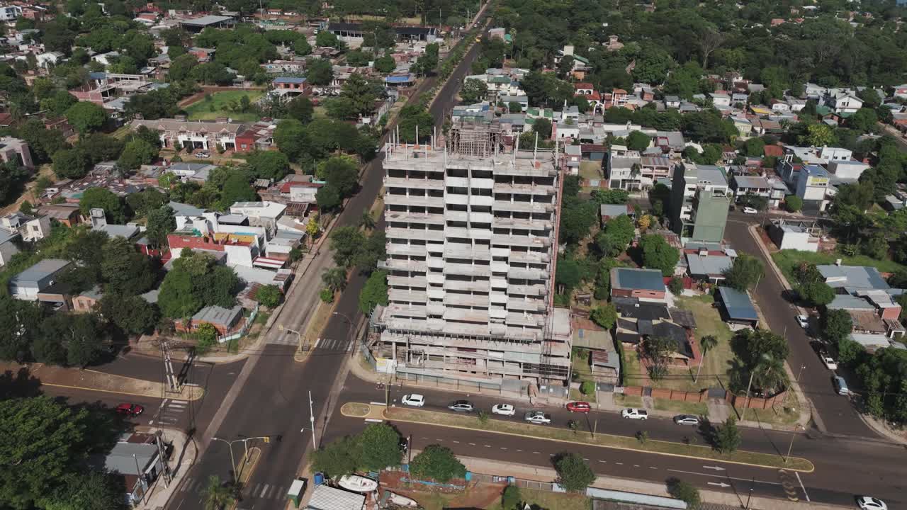 las imágenes de vuelo aéreo proporcionan una vista convincente de un edificio en construcción y su entorno urbano circundante