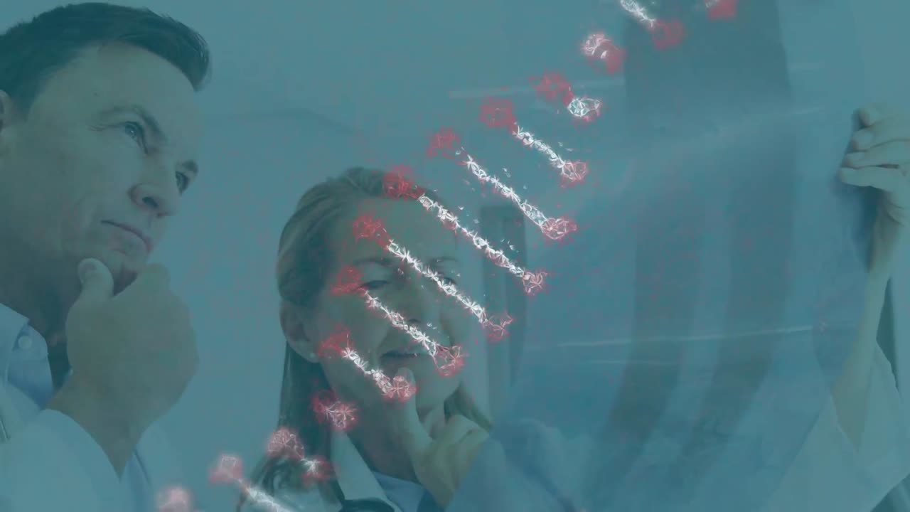animación de adn sobre médicos caucásicos femeninos y masculinos mayores con foto de rayos x