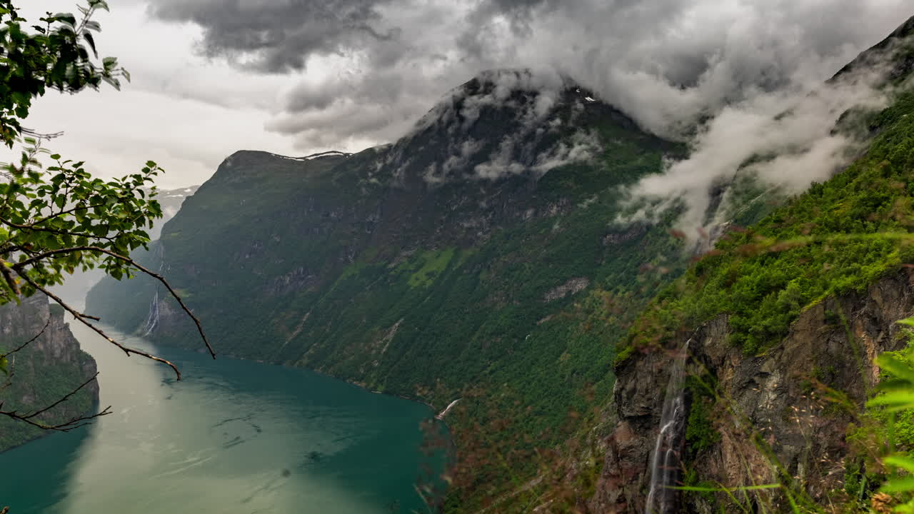 Timelapse drammatico di nebbia di montagna, fiordo e cascata a Geirangerfjorden