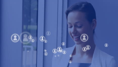 animación de iconos de las redes sociales sobre una mujer de negocios caucásica que usa un teléfono inteligente