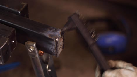 primer plano de limpieza de marcas de soldadura en metal en el taller