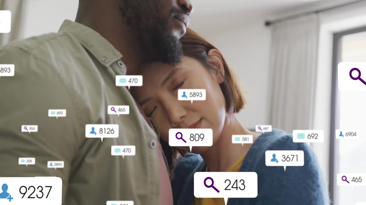 animación que muestra estadísticas de interacción en las redes sociales mientras la pareja se abraza en el interior