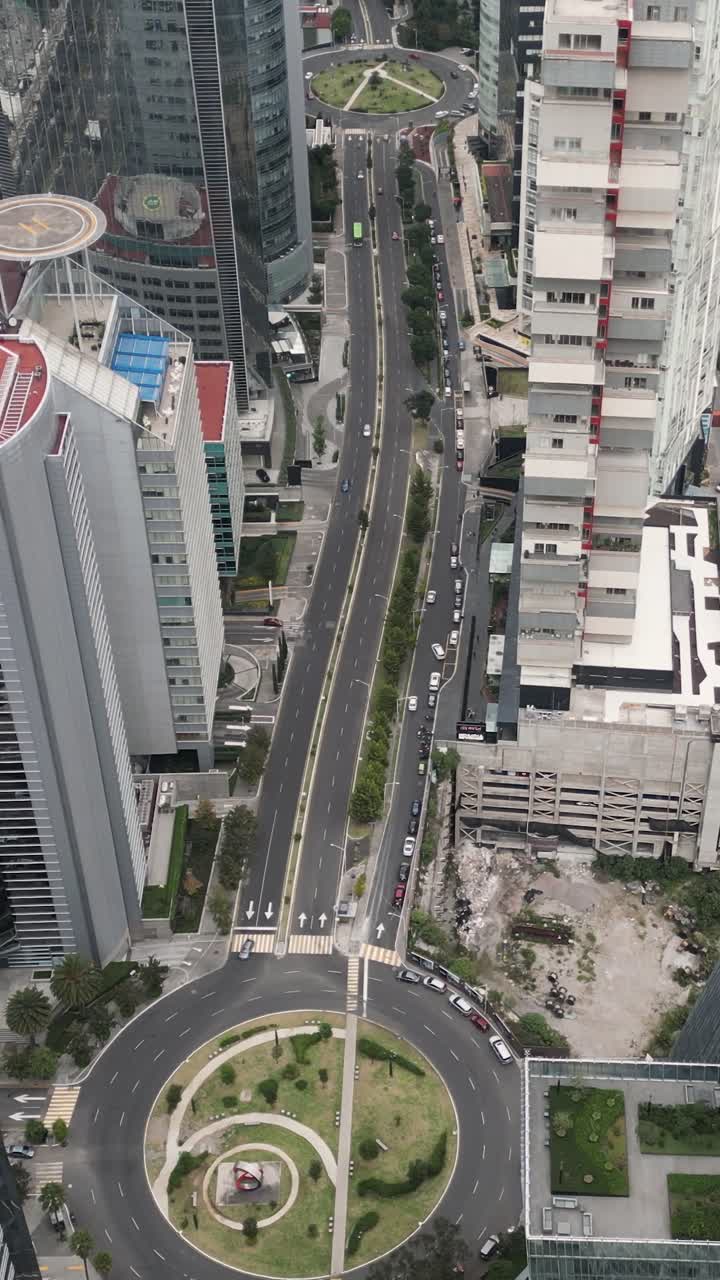 avenida con rotondas en el área de lujo de santa fe cdmx, capturada por un dron en modo vertical