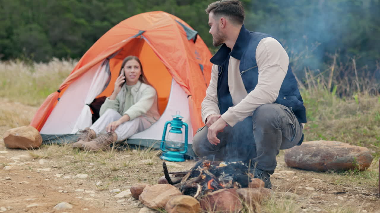 pareja, acampada y al aire libre con fuego