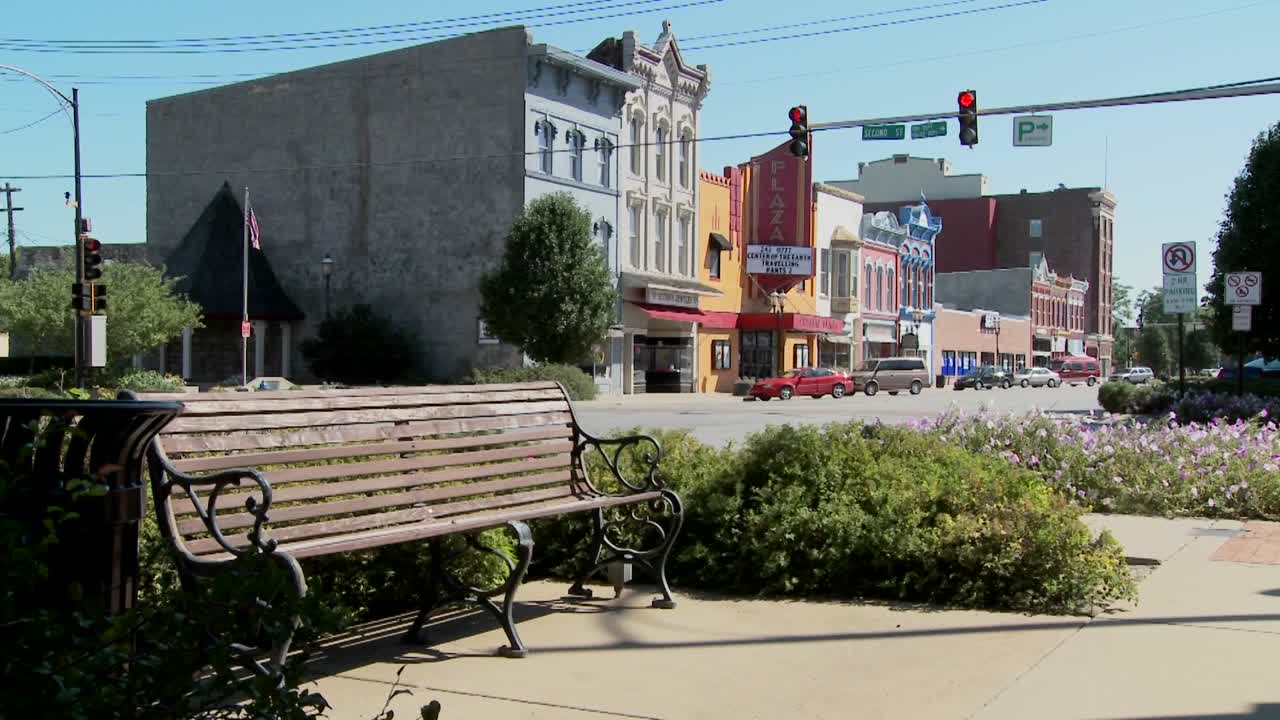 오타와 캔자스의 모든 미국 마을에 있는 공원 벤치와 메인 스트리트