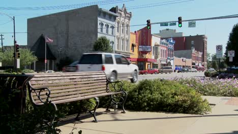 Eine-Parkbank-Und-Eine-Hauptstraße-In-Der-Amerikanischen-Stadt-Ottawa,-Kansas