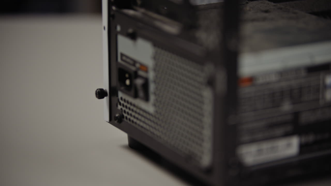 viejo ordenador de juegos polvoriento para la reparación