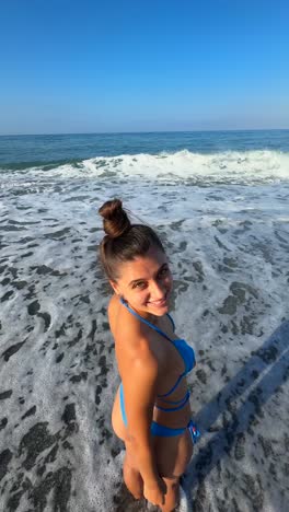 una mujer disfrutando de la playa.