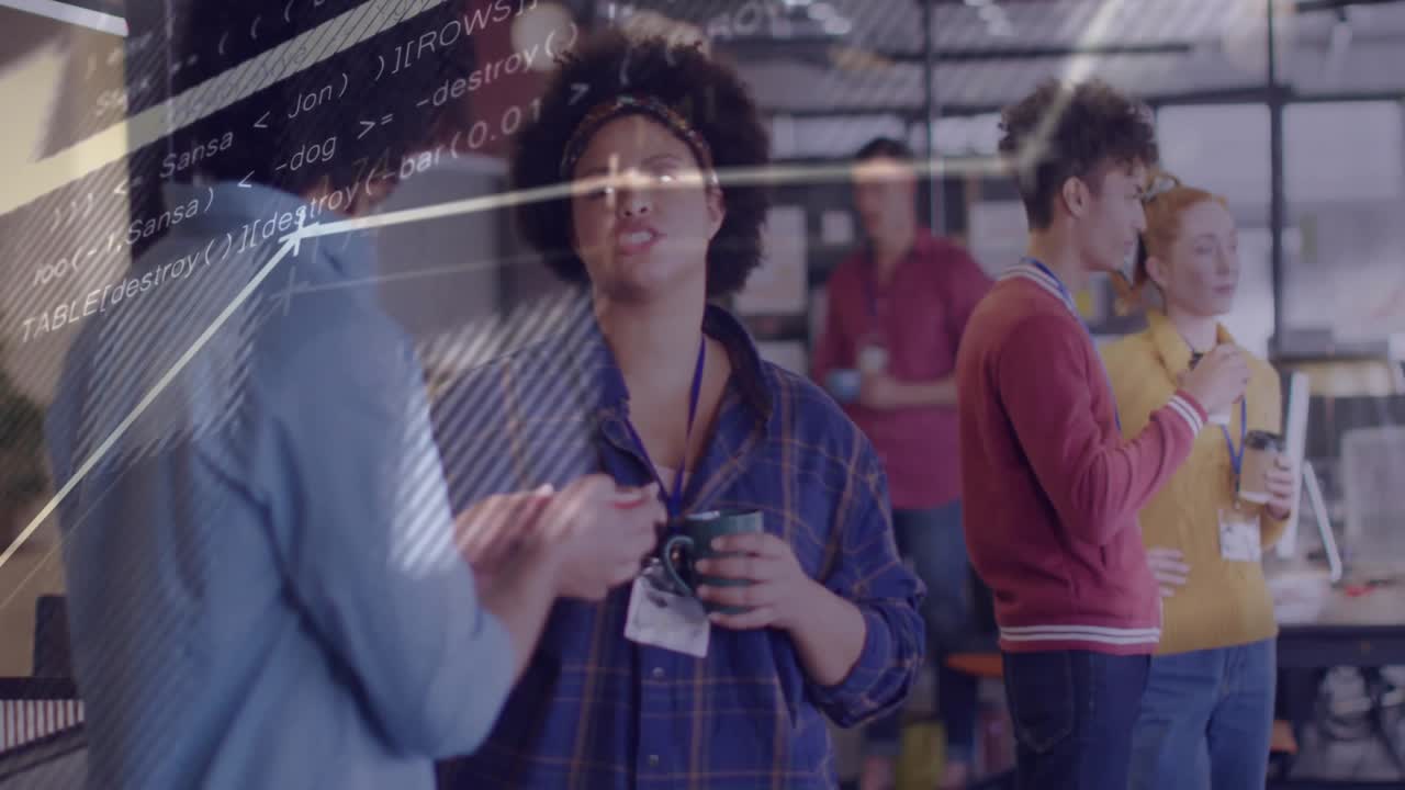 Kolleger diskuterer forretningsdata over en kop kaffe, mens flydende grafer animeres og kode ruller.