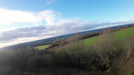 Drone-Fpv-Volando-Sobre-La-Colina-Rural-De-Billinge-Beacon-Otoño-Paisaje-De-Tierras-De-Cultivo-De-Lancashire