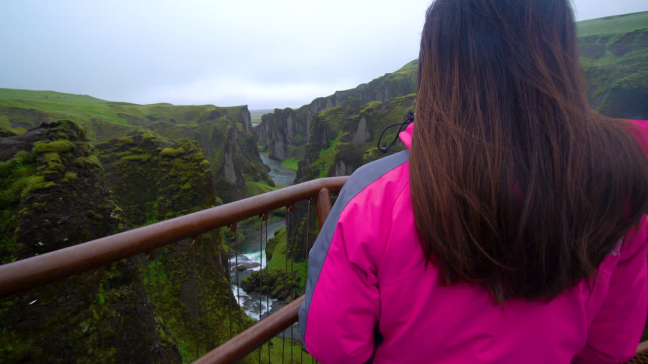 아이슬란드의 피아드라르글루푸르에서 여행하는 여성.