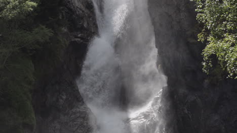 Detailaufnahme-In-Zeitlupe-Des-Wasserfalls-La-Pisse