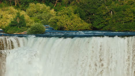 Wunderschöne-Landschaft-Mit-Wald-Und-Niagara-Fluss,-Einer-Aus-Einer-Reihe-Von-Niagarafällen-4k-Video