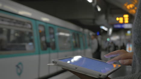pasando el tiempo con el pad en el subterráneo