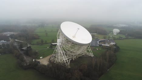 luftbild jodrell bank observatory lovell teleskop neblige ländliche landschaft nahe umlaufbahn rechts