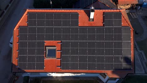 vista superior de una casa residencial con paneles solares en el techo