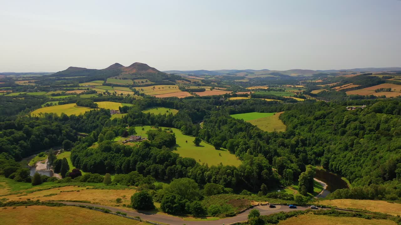 imágenes aéreas de las colinas de eildon y el río tweed en las fronteras escocesas