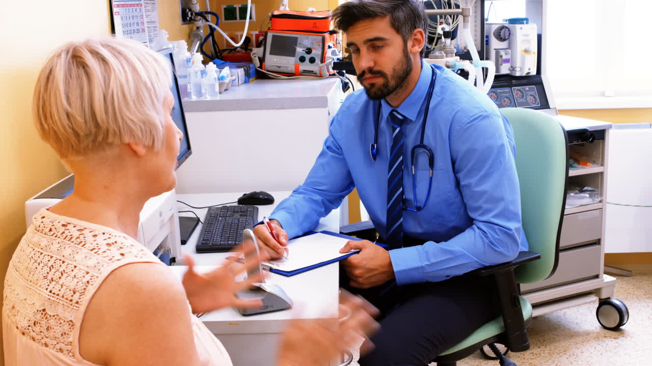 paciente consultando a un médico