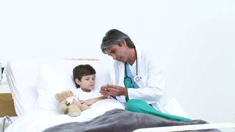 Niño-Enfermo-Que-Asiste-A-Un-Chequeo-Médico