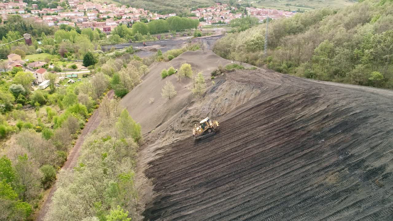 excavadora trabajando en una pendiente empinada, vista aérea