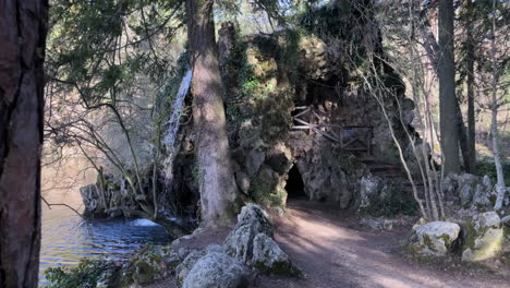 Höhle-Mit-Einem-Mini-Wasserfall