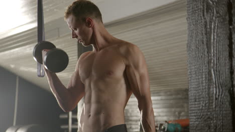 hombre trabajando con pesas en el gimnasio