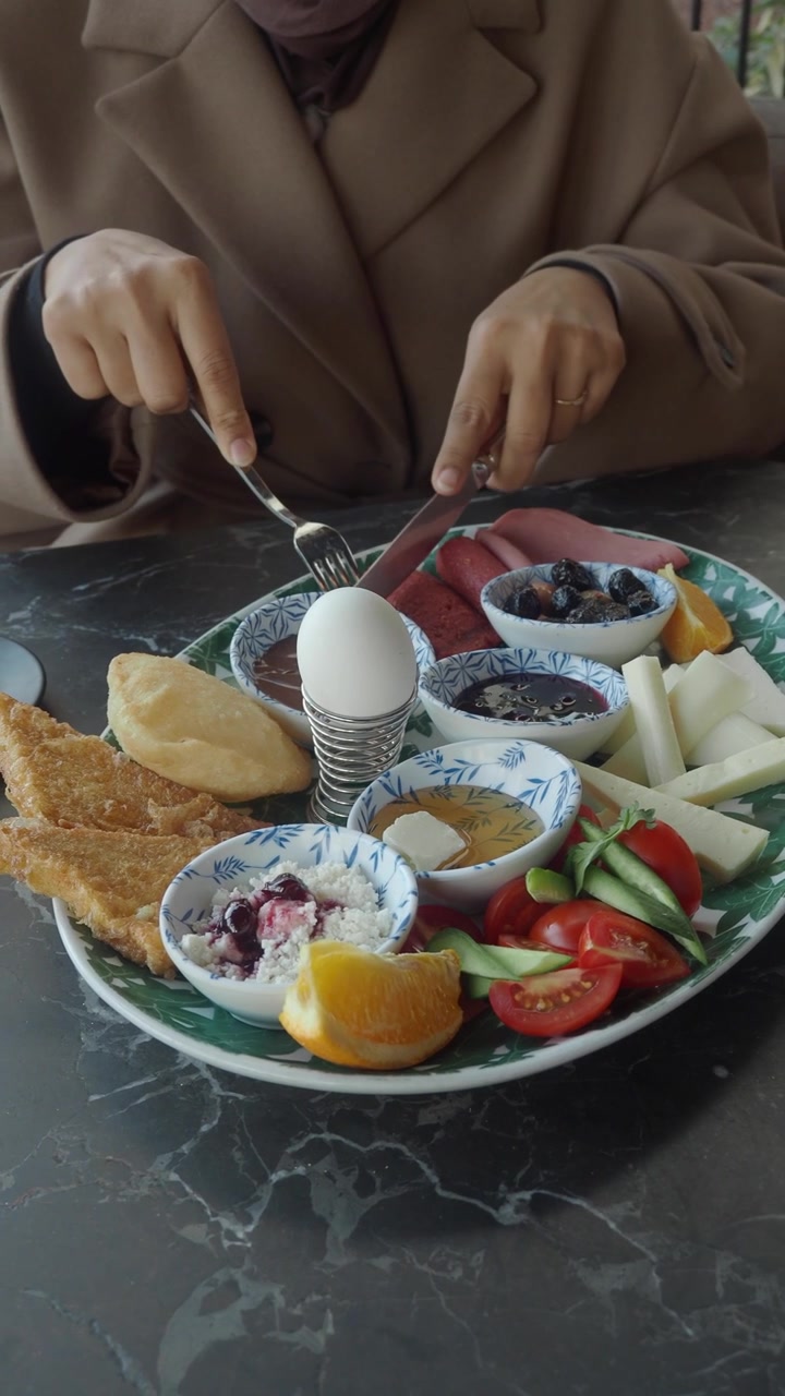 Seseorang Menyantap Sarapan Tradisional Turki di Restoran
