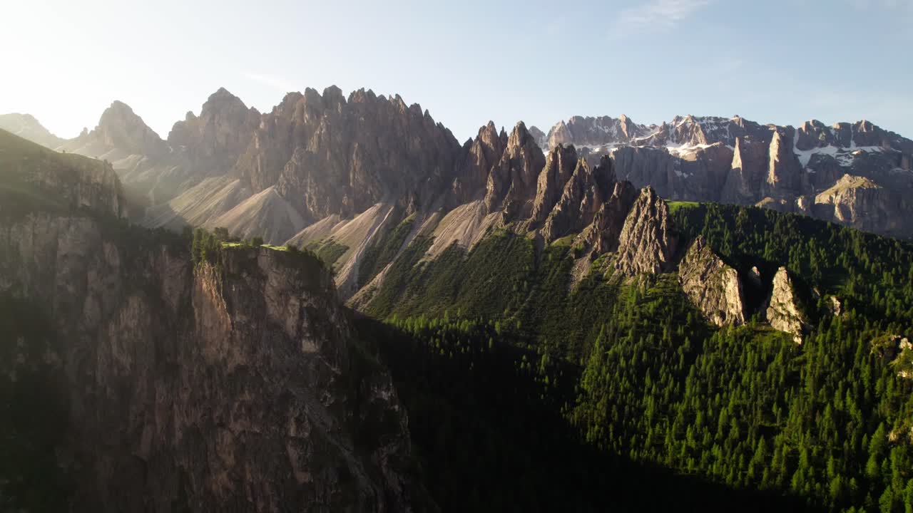 Pemandangan Megah Puncak Curam dan Tajam Pegunungan Alpen Dolomit Italia Saat Matahari Terbit