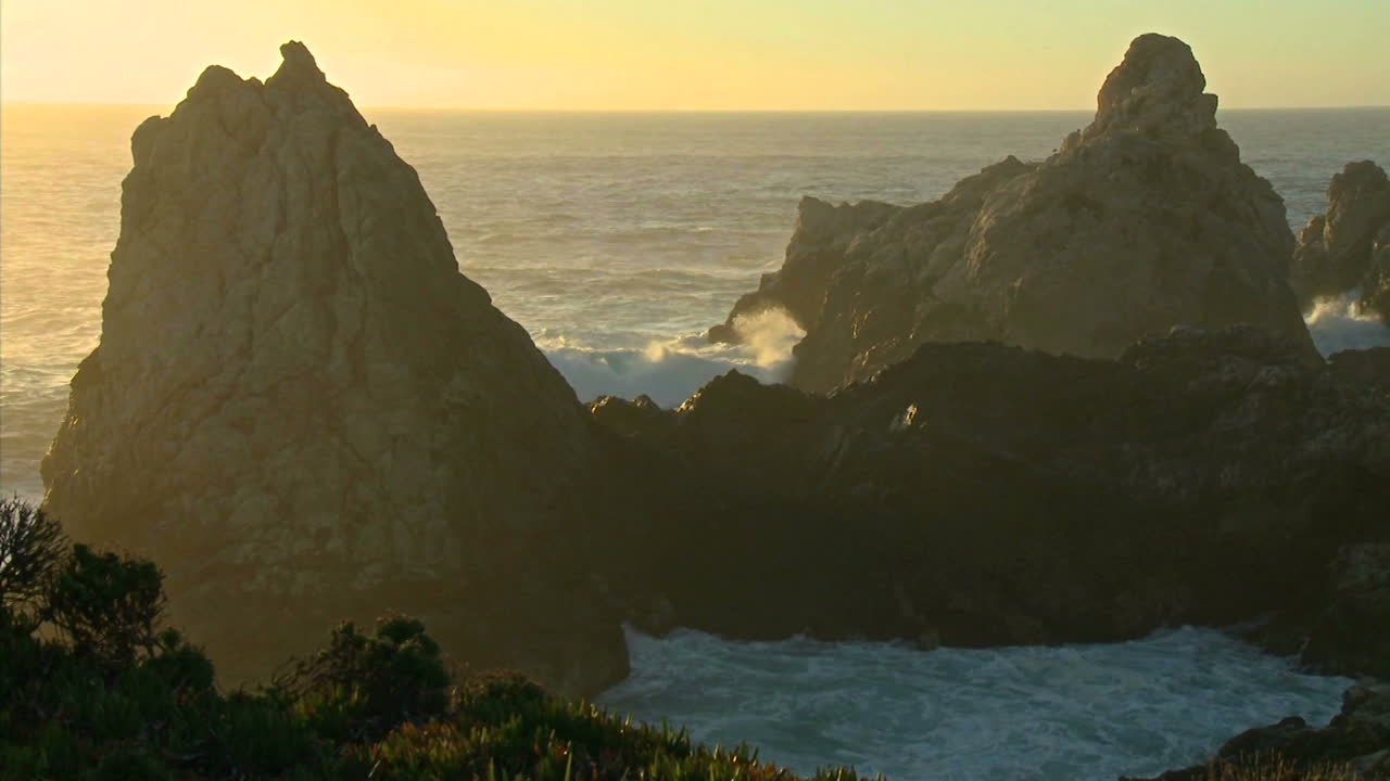 Ondas impulsionadas por uma tempestade de inverno chegam à costa de Big Sur, Califórnia