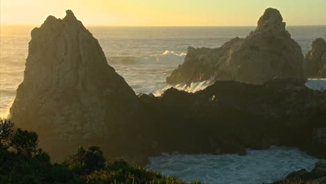 El-Surf-Impulsado-Por-Una-Tormenta-De-Invierno-Llega-A-La-Costa-De-Big-Sur-De-California-5