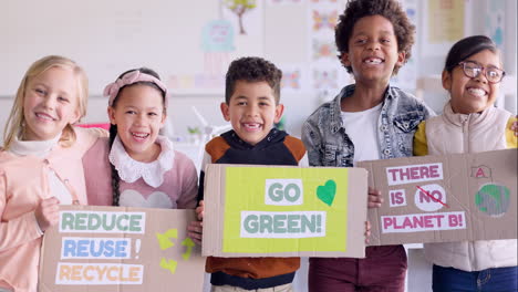 cartel, reciclaje y niños felices en un aula