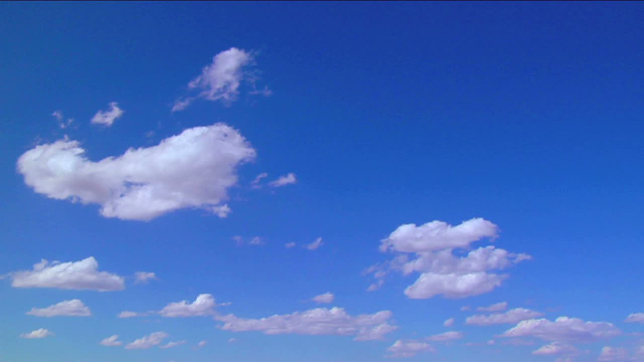 푸른 하늘을 배경으로 움직이는 시간 경과 구름