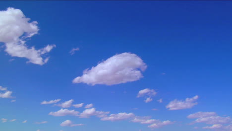 nubes de lapso de tiempo moviéndose contra un cielo azul