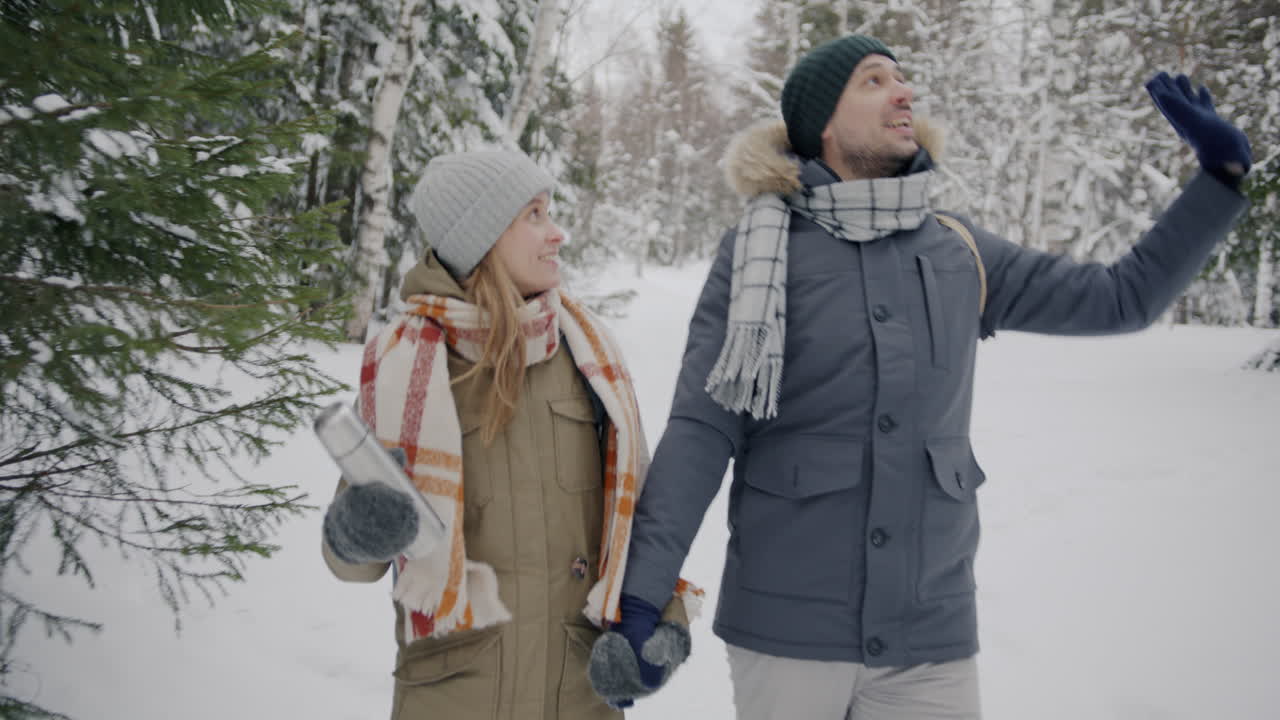 눈 인 숲 에서 산책 하는 부부