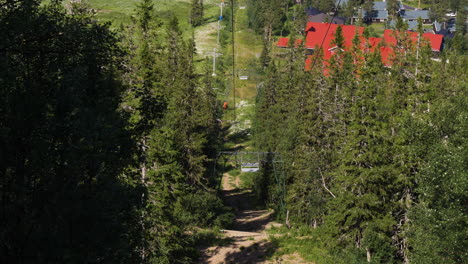 Ein-Skilift-Mit-Schöner-Hintergrundlandschaft-Von-Schweden