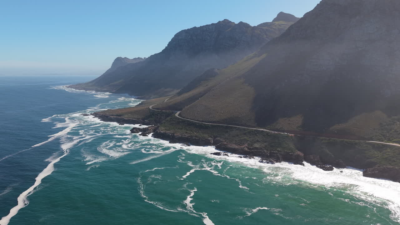 Panoramica strada costiera lungo la costa atlantica a Città del Capo, Sudafrica. Ripresa aerea con drone