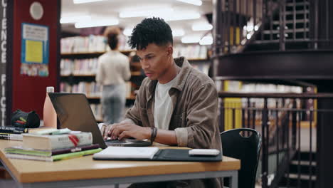 estudiante que trabaja en una biblioteca