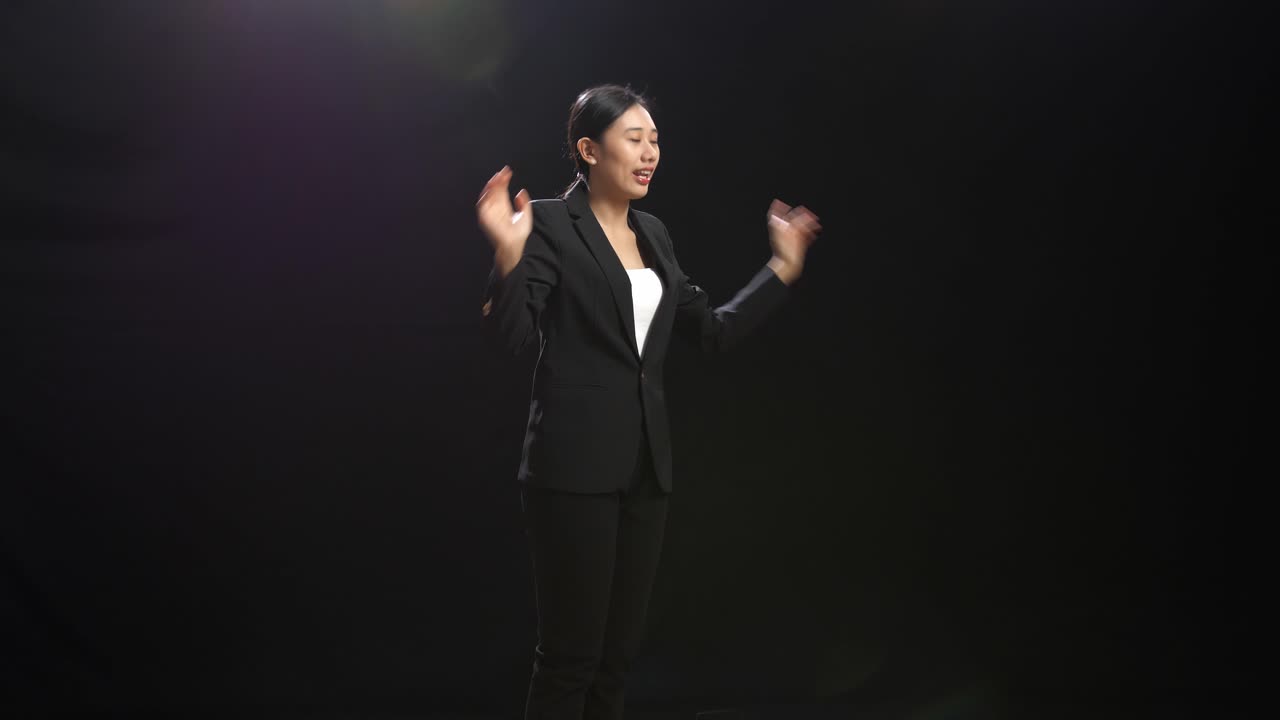 mujer de negocios haciendo una presentación