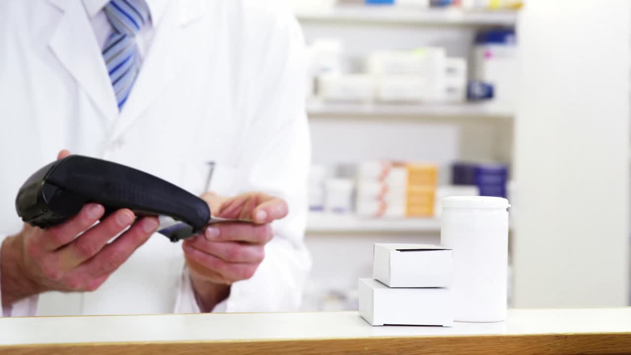 결제 터미널을 통해 결제를 하는 고객