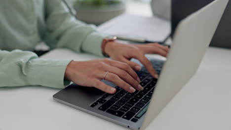negocios, manos y mujer con una computadora portátil