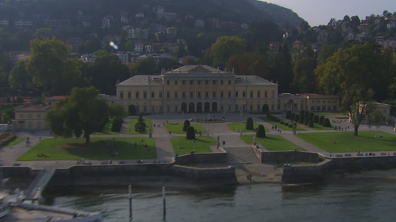 carro aéreo bajo hacia olmo villa a orillas del impresionante lago de como, italia