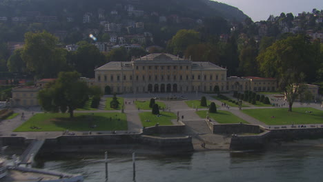 Low-aerial-dolly-towards-Olmo-Villa-on-the-shores-of-the-stunning-Lake-Como,-Italy