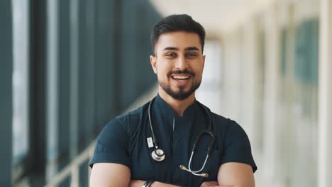 Joven-Médico-Masculino-Está-Mirando-A-La-Cámara-Y-Sonriendo