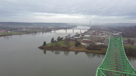 Grüne-Brücke-über-Den-Ohio-River,-West-Virginia