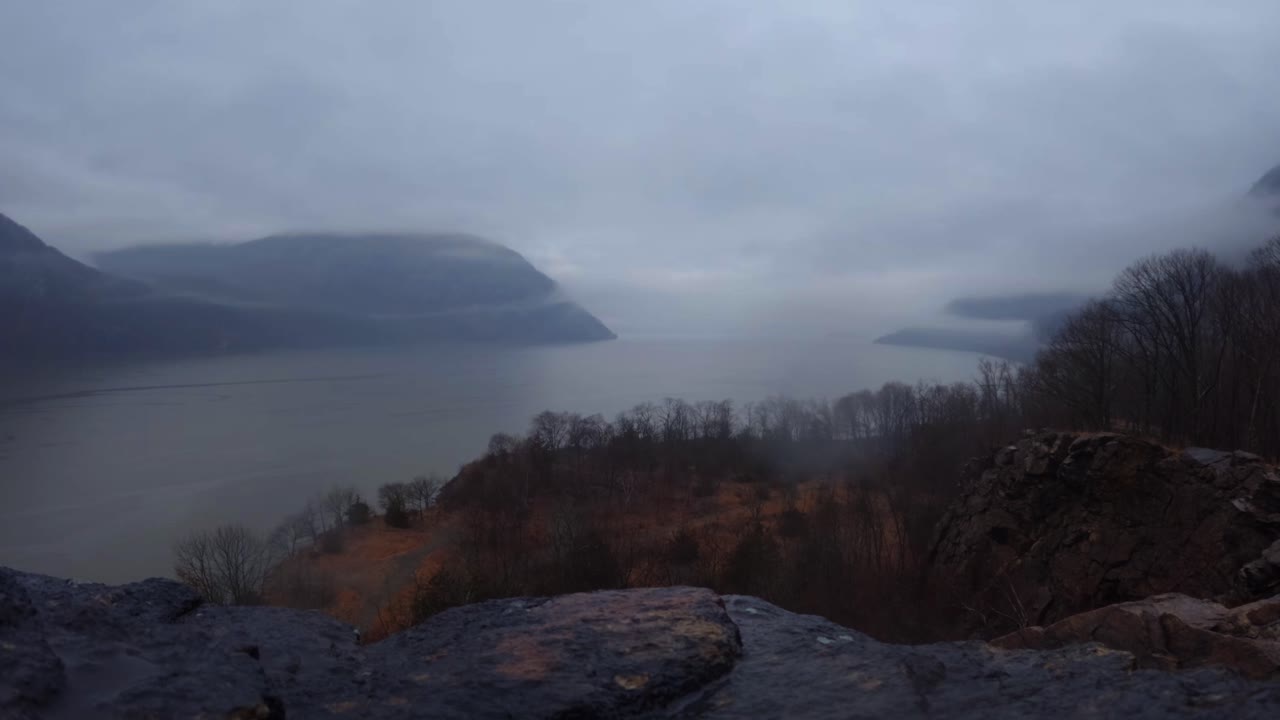 Time-lapse mozzafiato di nuvole basse e nebbia sul bellissimo fiume Hudson e sui monti Appalachi in una suggestiva giornata di pioggia